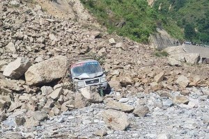 सुख्खा पहिरोले बीपी राजमार्ग फेरि अवरुद्ध, दुई वटा गाडी पुर्यो 