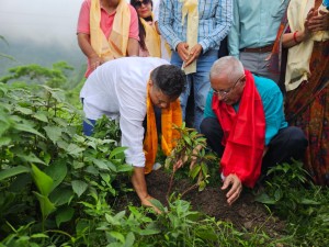 पहिरोले शेखरलाई रोक्यो, शेखरले लालिगुराँस रोपे