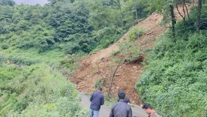 नागढुंगा सडक अवरुद्ध, काठमाडौै भित्रिने र बाहिरिने सबै सवारी रोकिए