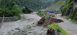 मध्यपहाडी लोकमार्ग पूर्णरुपमा अवरुद्ध