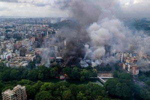 प्रदर्शनकारीले प्रधानमन्त्री निवासको सामान लुटे, गृहमन्त्री निवासमा आगो लगाए