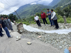 सडक भासिएपछि सिङ्गो बस्ती जोखिममा