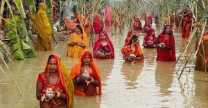 उदाउँदो सूर्यलाई अर्घ्य दिँदै छठपर्वको गरियो मैझारो