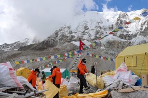 हिमालबाट पाँच वर्षमा एक सय आठ मेट्रिकटन फोहर र १२ शव झिकियो