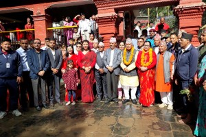 राष्ट्रपति पौडेल पत्नी सहित दक्षिणकाली मन्दिर पुगे, दक्षिण तर्फ फर्किएरै पूजा गरे